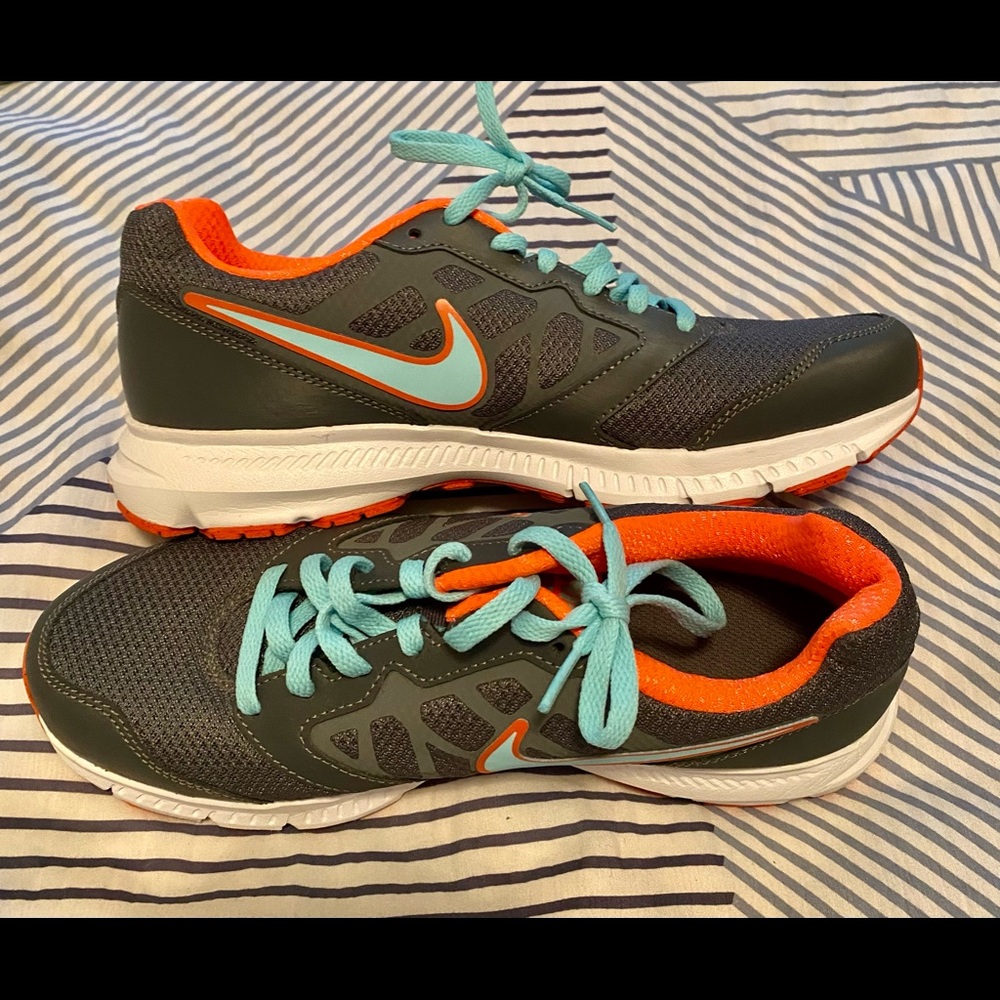 Women’s Size 9 Nike Sneakers Running Shoes